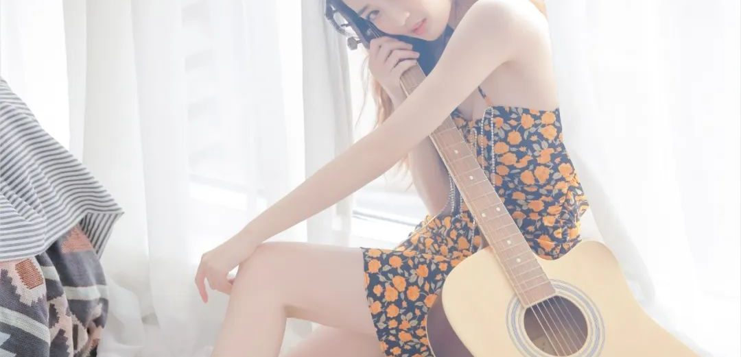徐璐壁纸精选：长腿吉他少女
