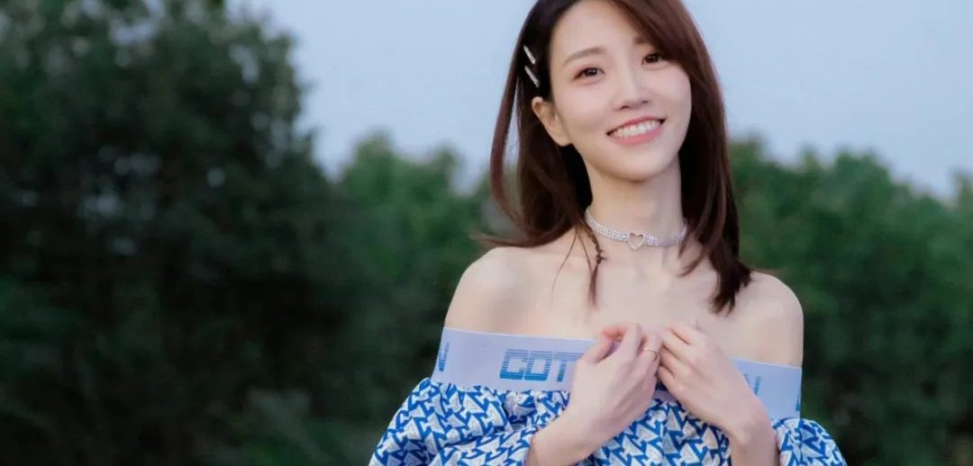 张纯烨美腿街拍壁纸