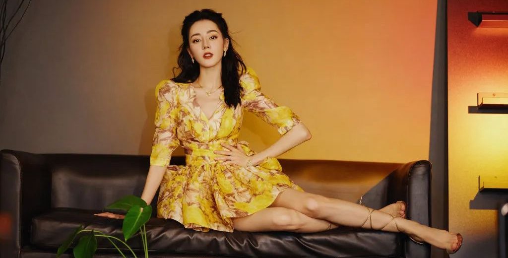 迪丽热巴碎花裙美腿组图0214