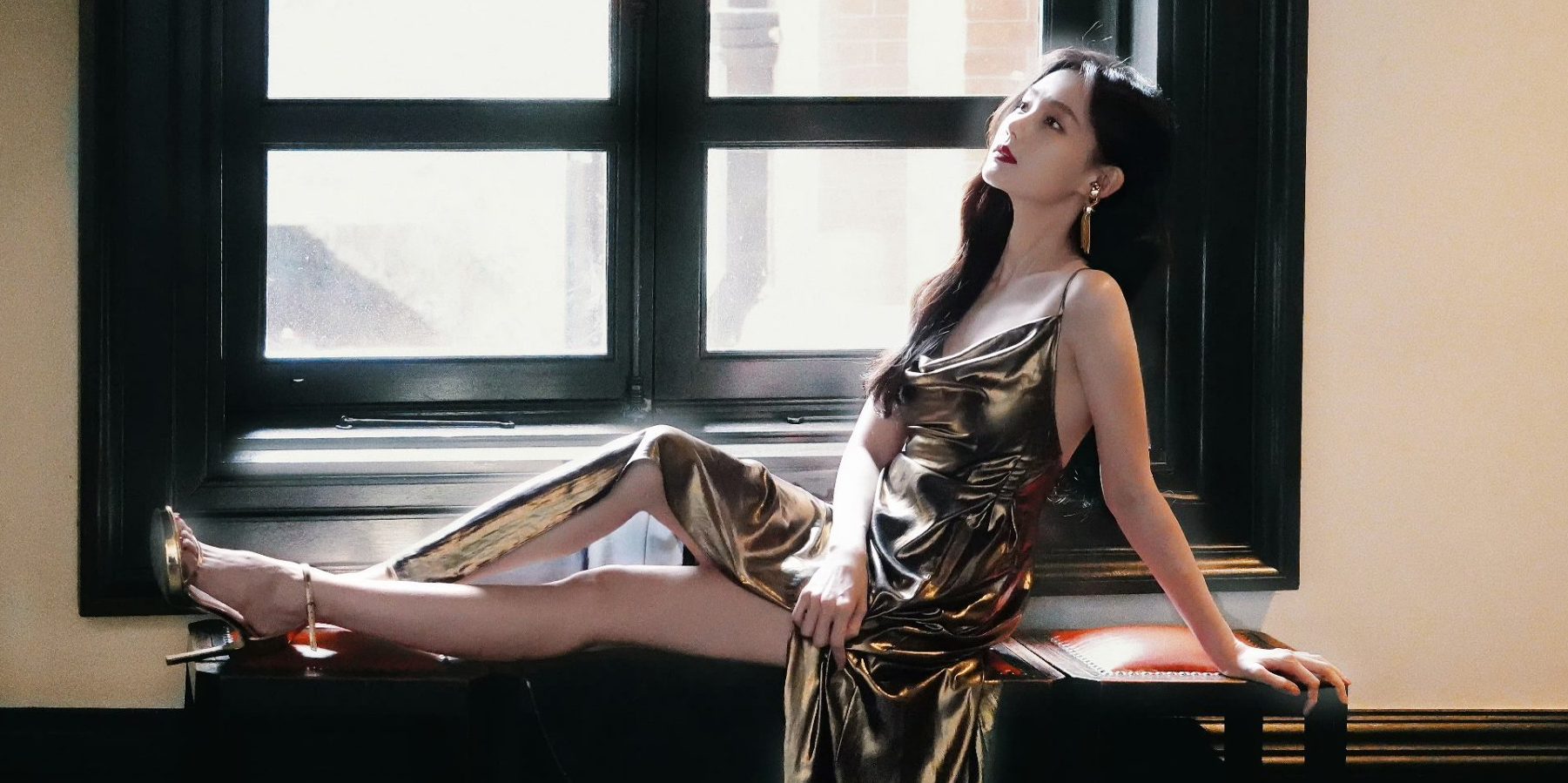 李一桐金色长裙妆造合集