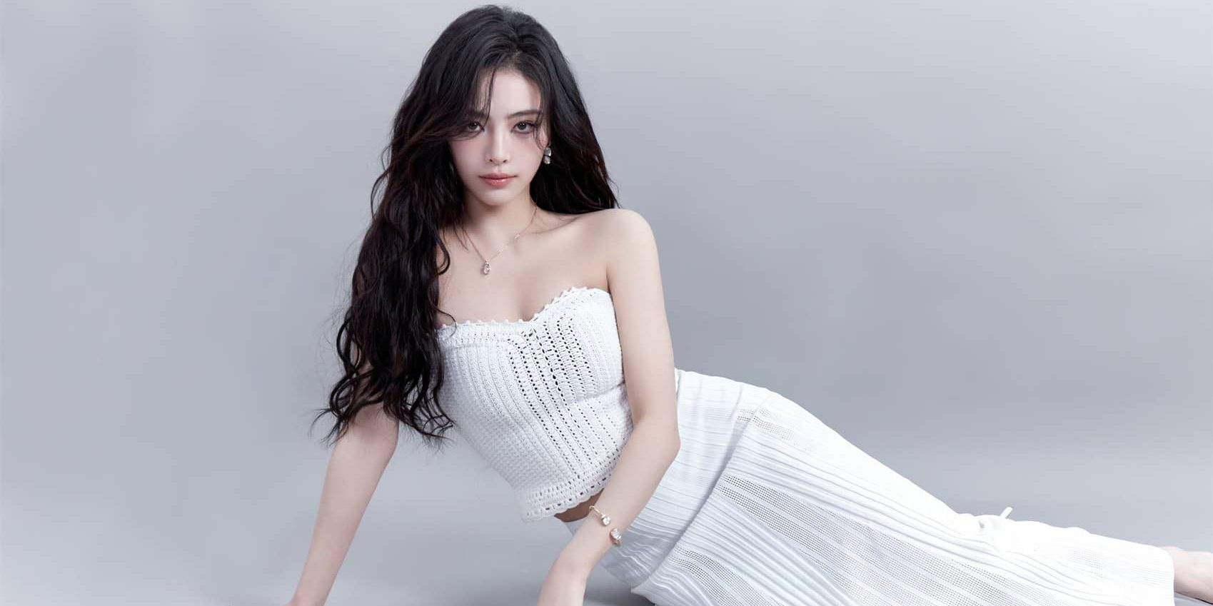 许佳琪白色柔美抹胸裙