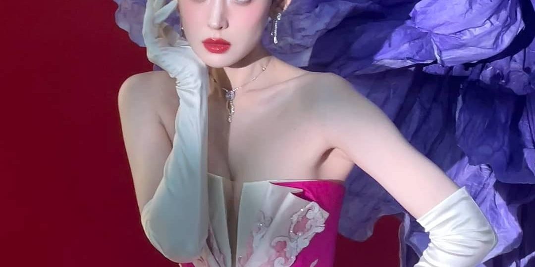 娜扎盘发搭配粉礼服美颜暴击