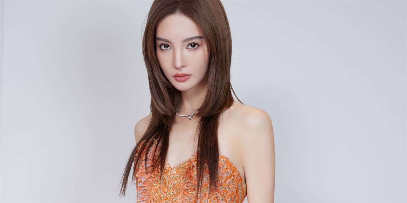 金晨一身“金橙”礼裙，精致绽放