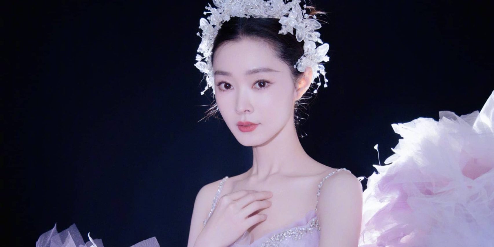 宋轶窈窈倩影，抬眼刹那芳华