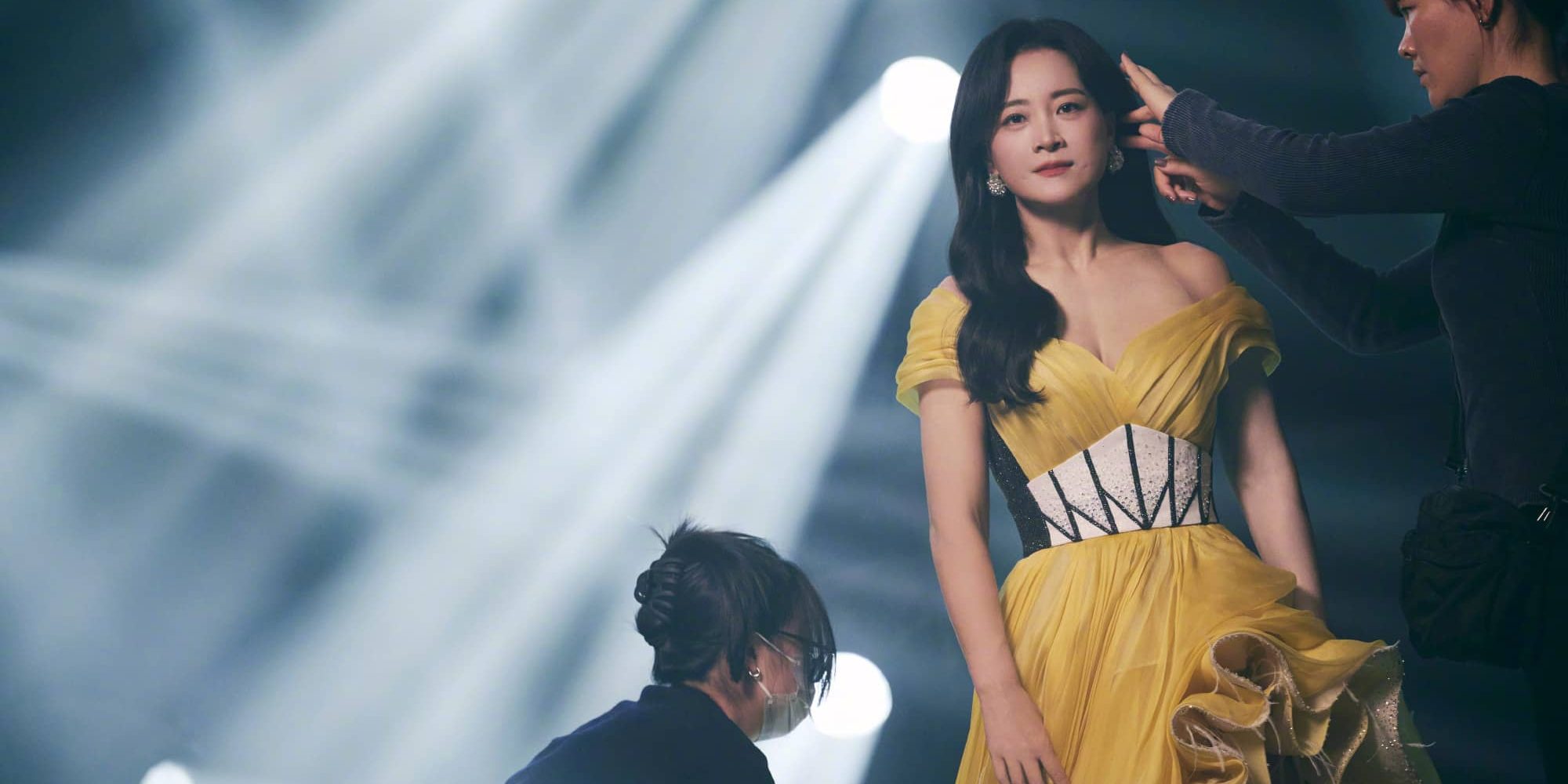 贾玲大波浪配晚礼服美丽蜕变