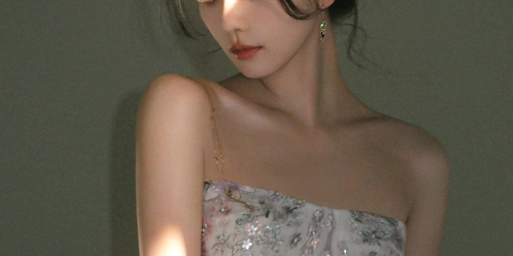 刘诗诗，优雅刺绣抹胸裙