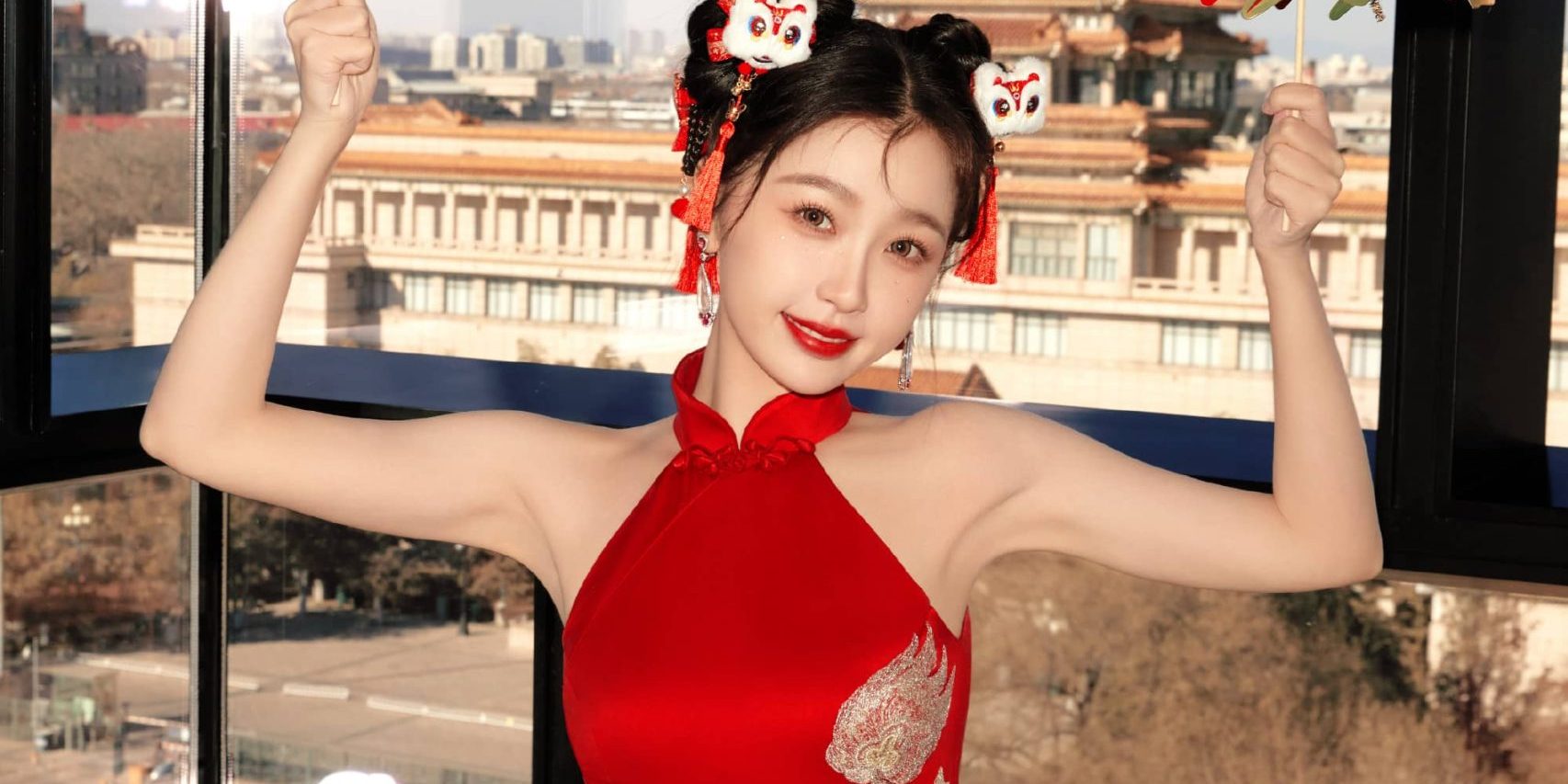 虞书欣红色挂脖裙营业美照