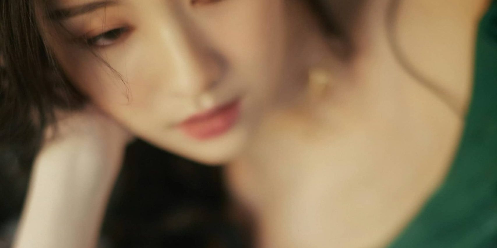 陈都灵：绿色吊带裙