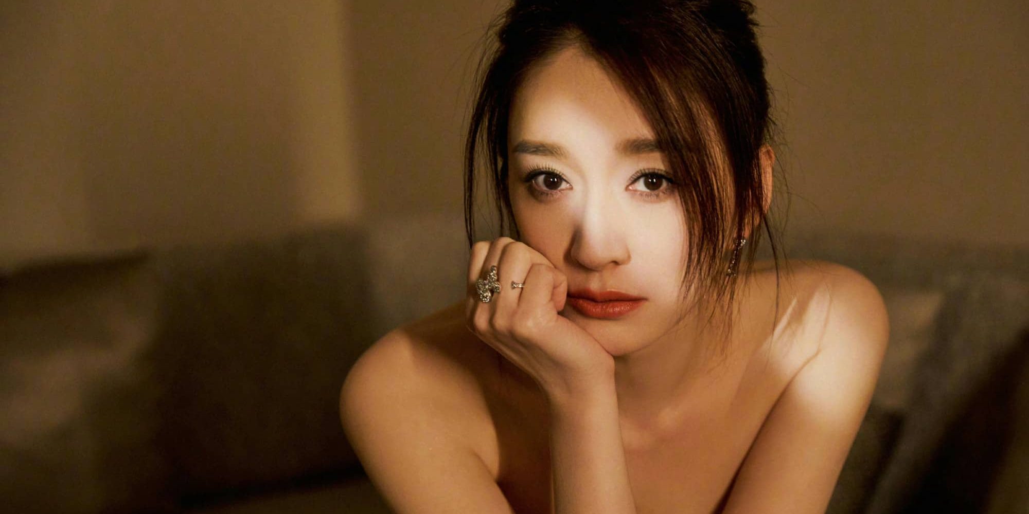 李小冉：金色抹胸裙