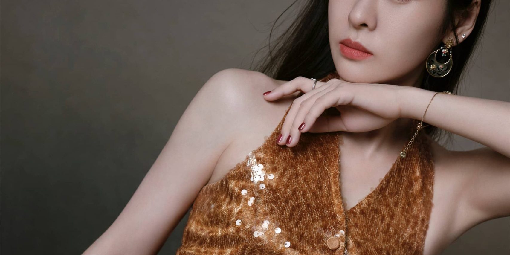 张碧晨：点点金光映衣裳