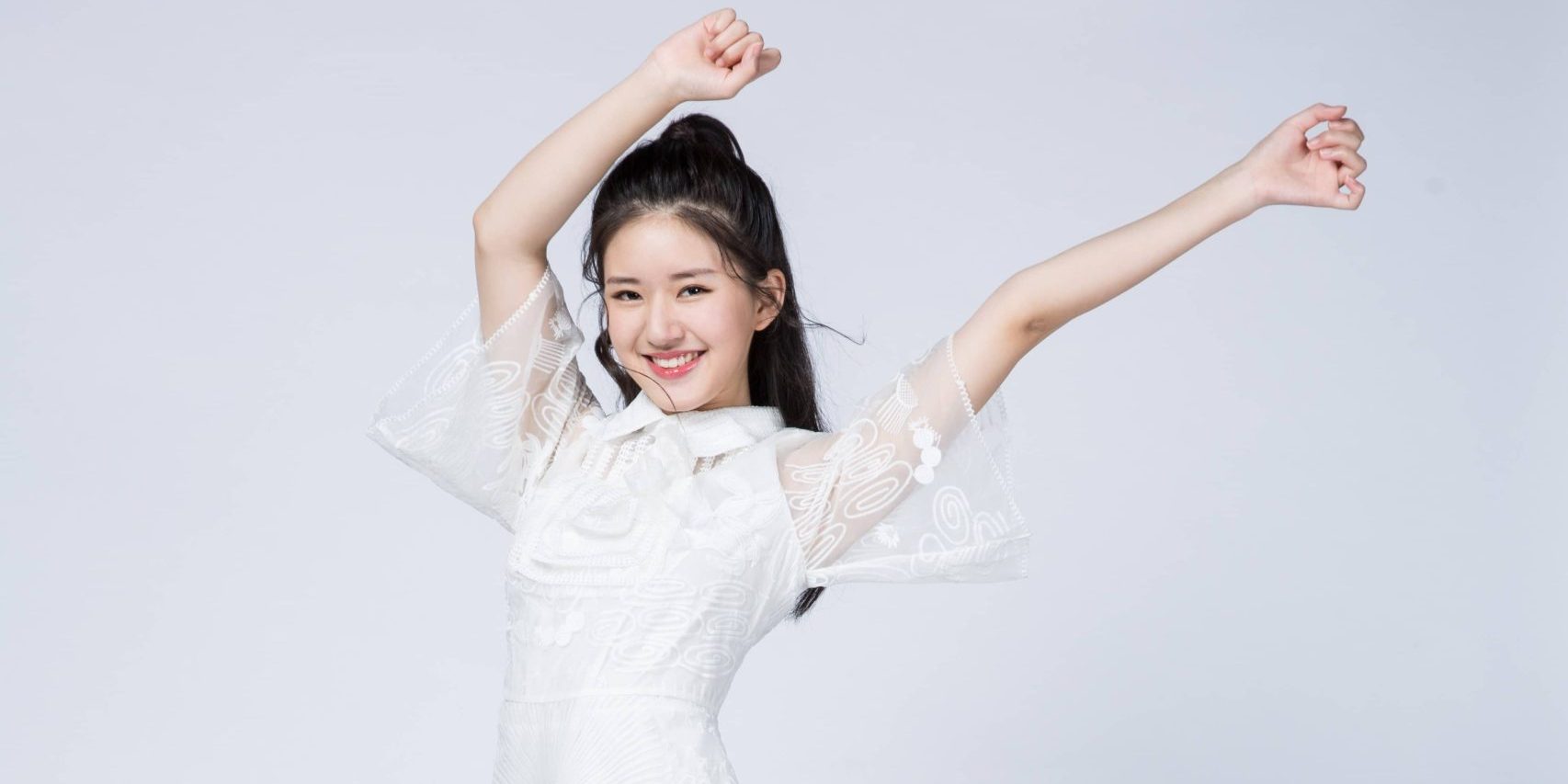 赵露思白色蕾丝裙定妆照