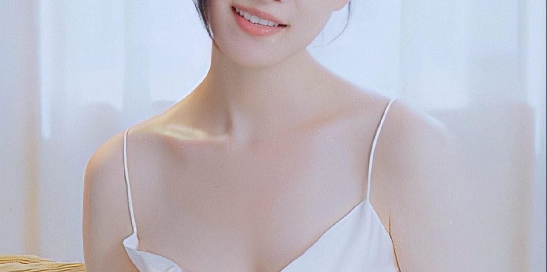 倪妮白色吊带裙好美