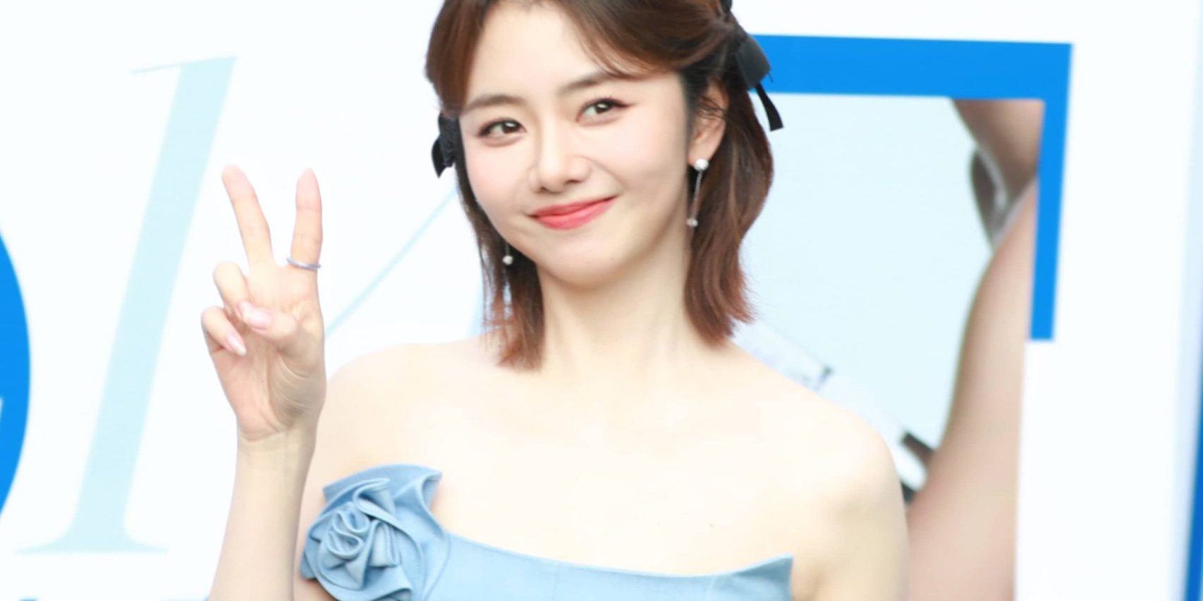 谭松韵蓝色抹胸花朵裙少女感满满