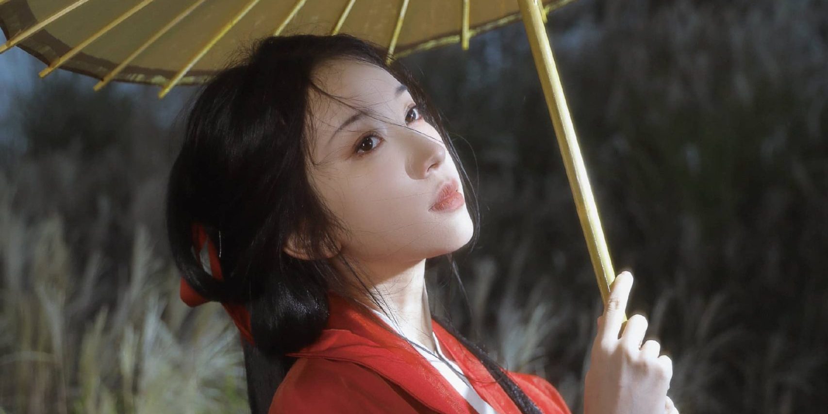 刘令姿红色古风穿搭美照