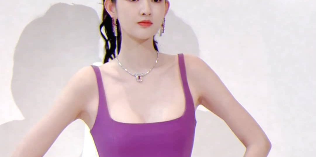 王玉雯紫色吊带定格温柔