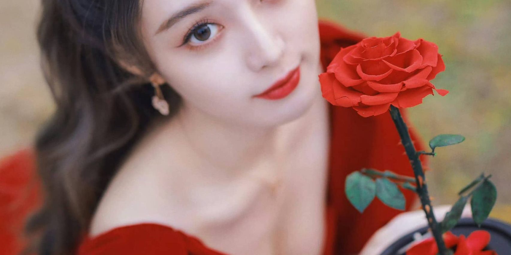 徐艺洋火红热烈，玫瑰美人