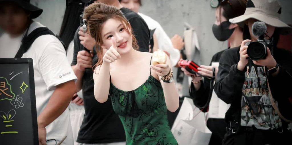 赵露思，吊带绿裙美得好轻松，是温柔的许妍姐姐