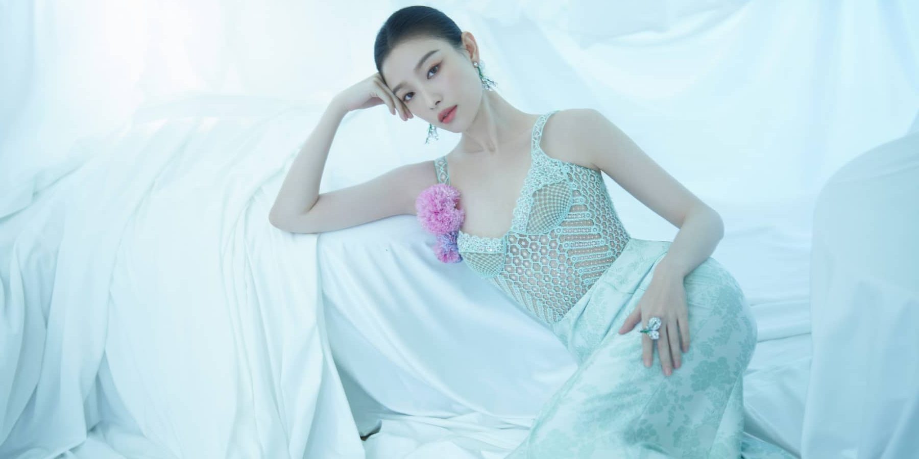 倪妮，春日里的青花美人