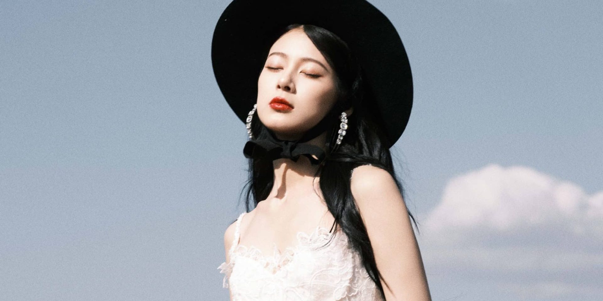 赵昭仪白色蕾丝裙穿搭好美