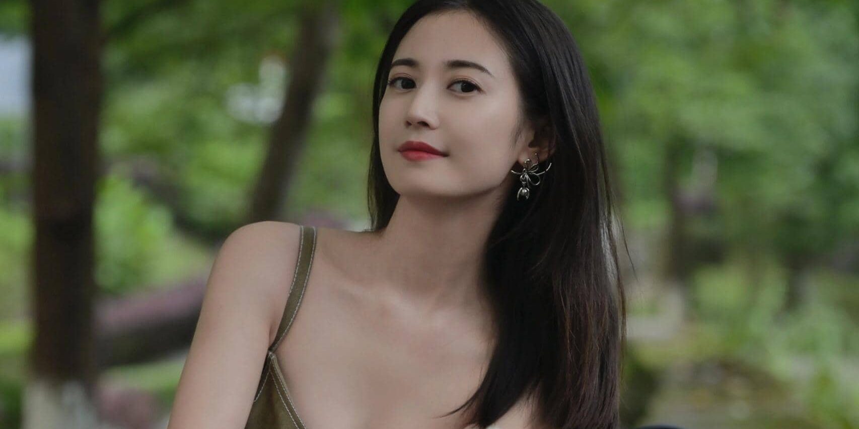 陈钰琪，穿吊带裙的鲜花少女