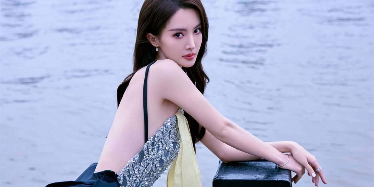 金晨：衣裙之间，浪漫顷现