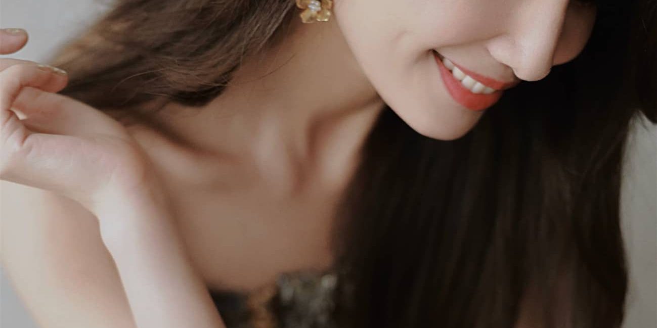 郑希怡，金色明艳夺目