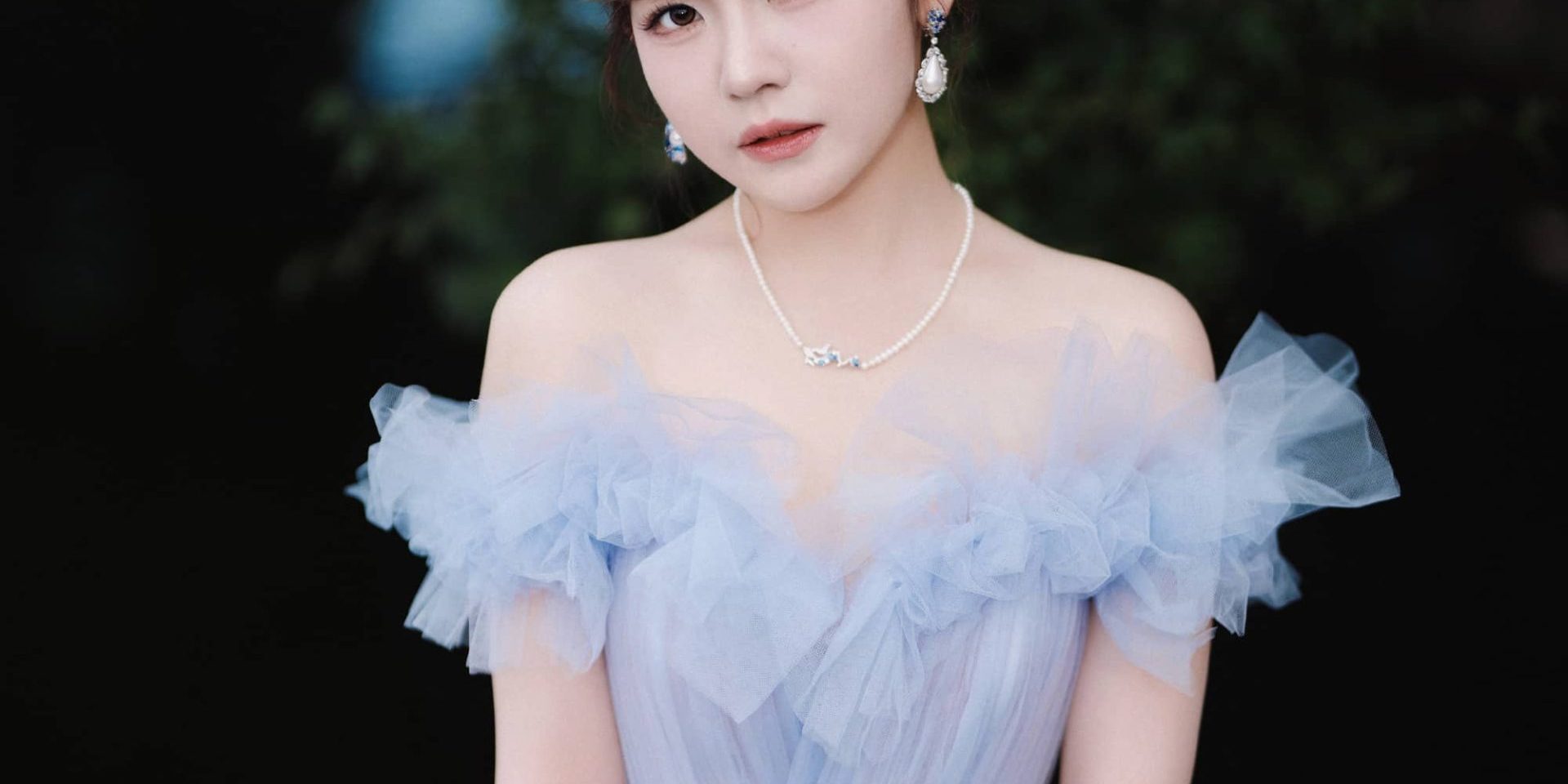 赖美云蓝色长裙，小巧甜美的模样