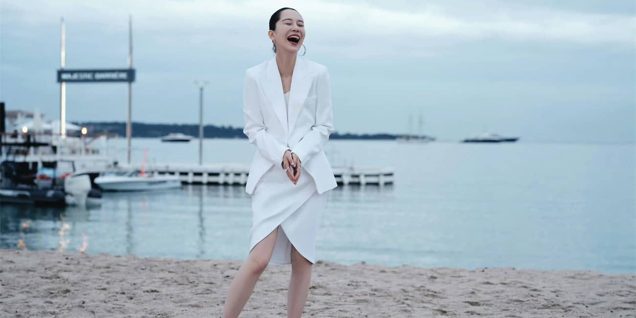 海清，海滩白裙美照，自在怡人