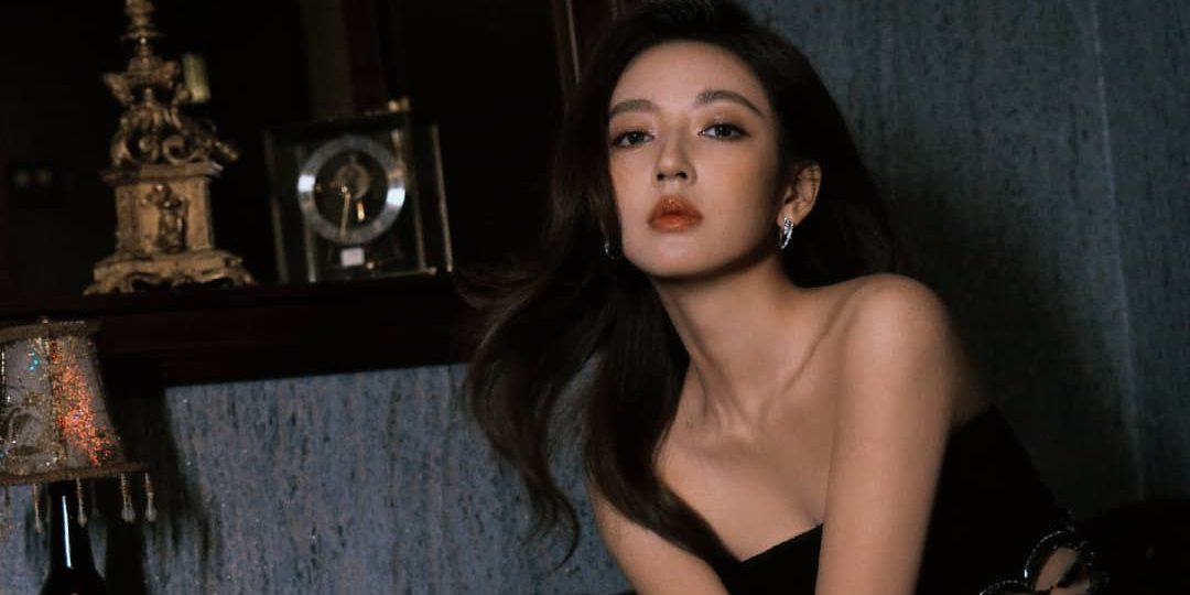 何瑞贤，一袭黑色长裙，静赏光影交织