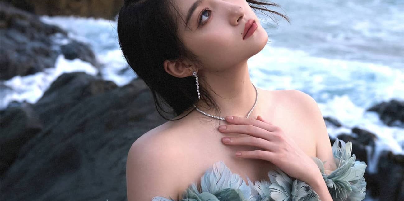 关晓彤浪漫蕾丝花瓣裙