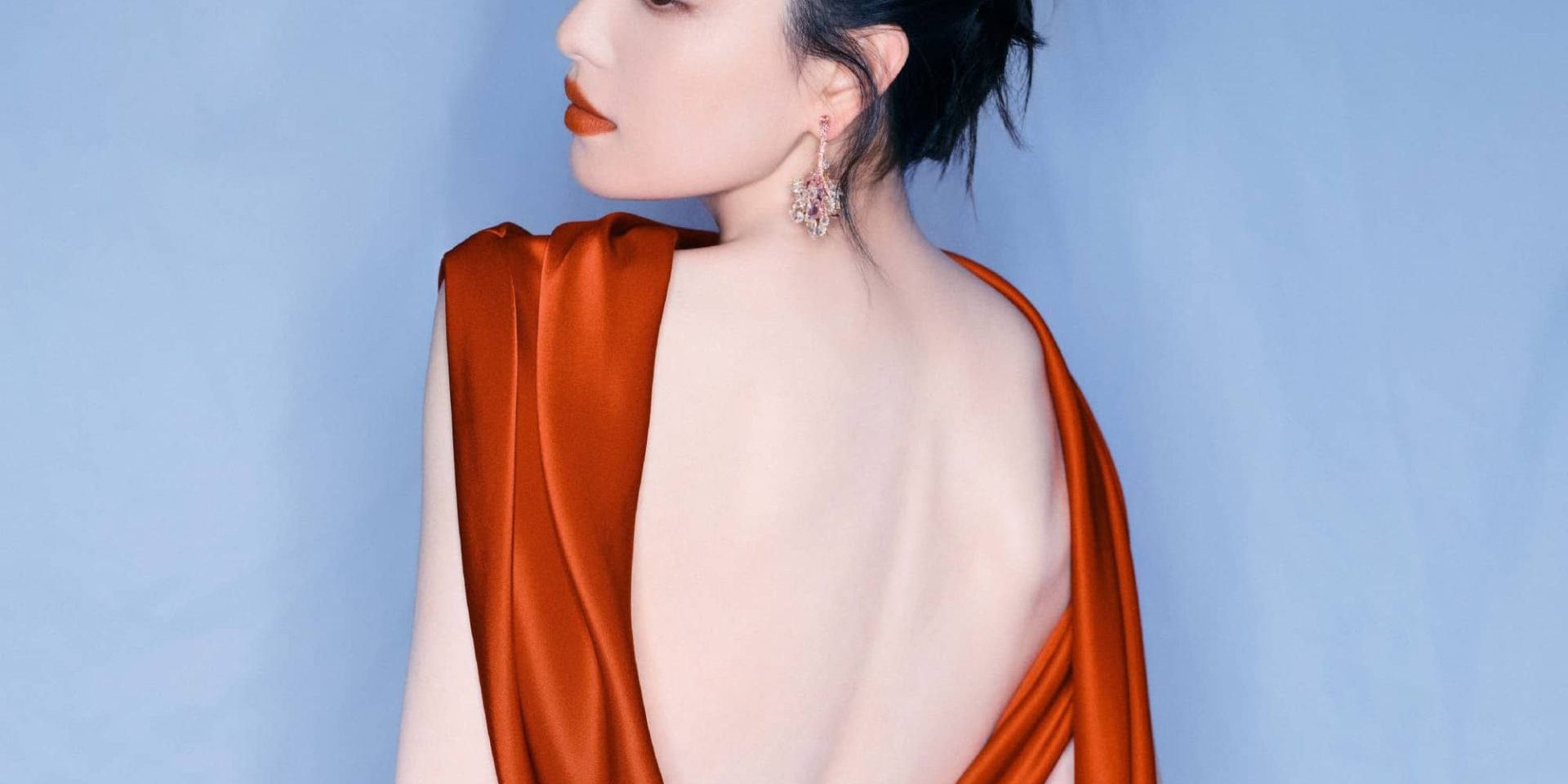 倪妮穿搭精选：红色露背礼服，优雅大气