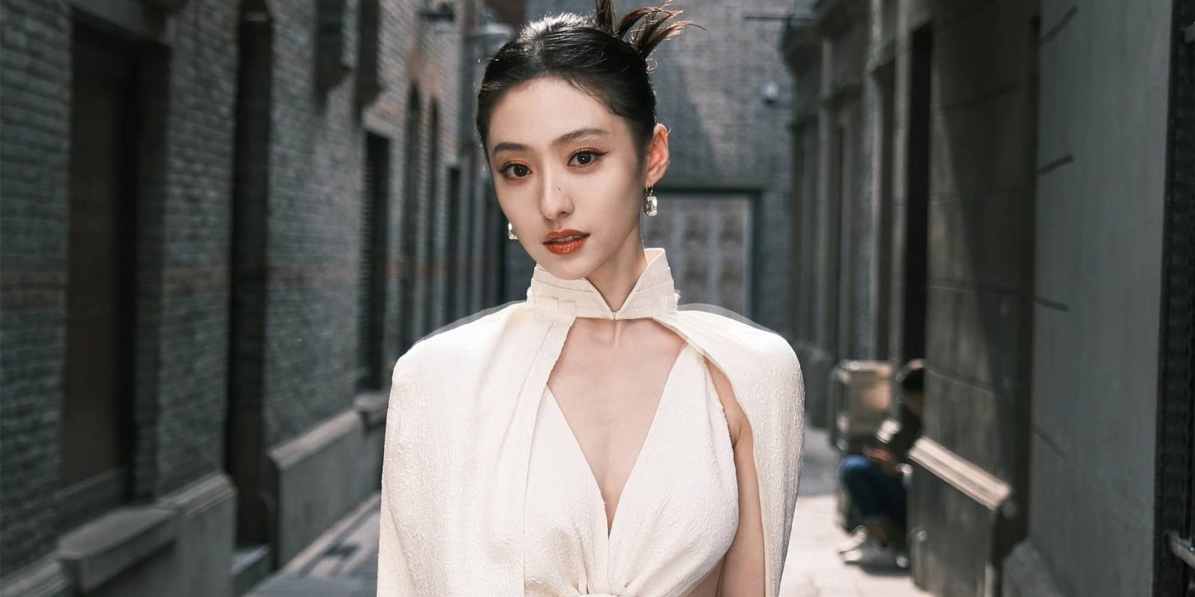 胡连馨儿：白玫瑰点缀精致优雅