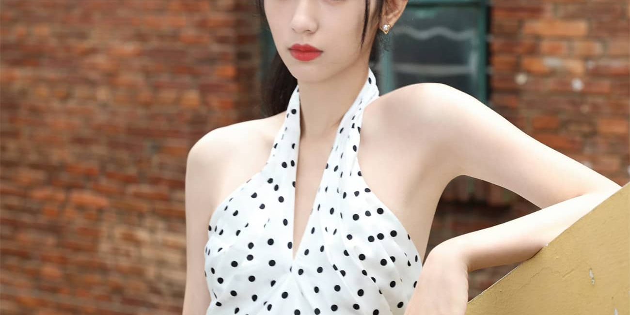 周也小姐姐的白色波点裙