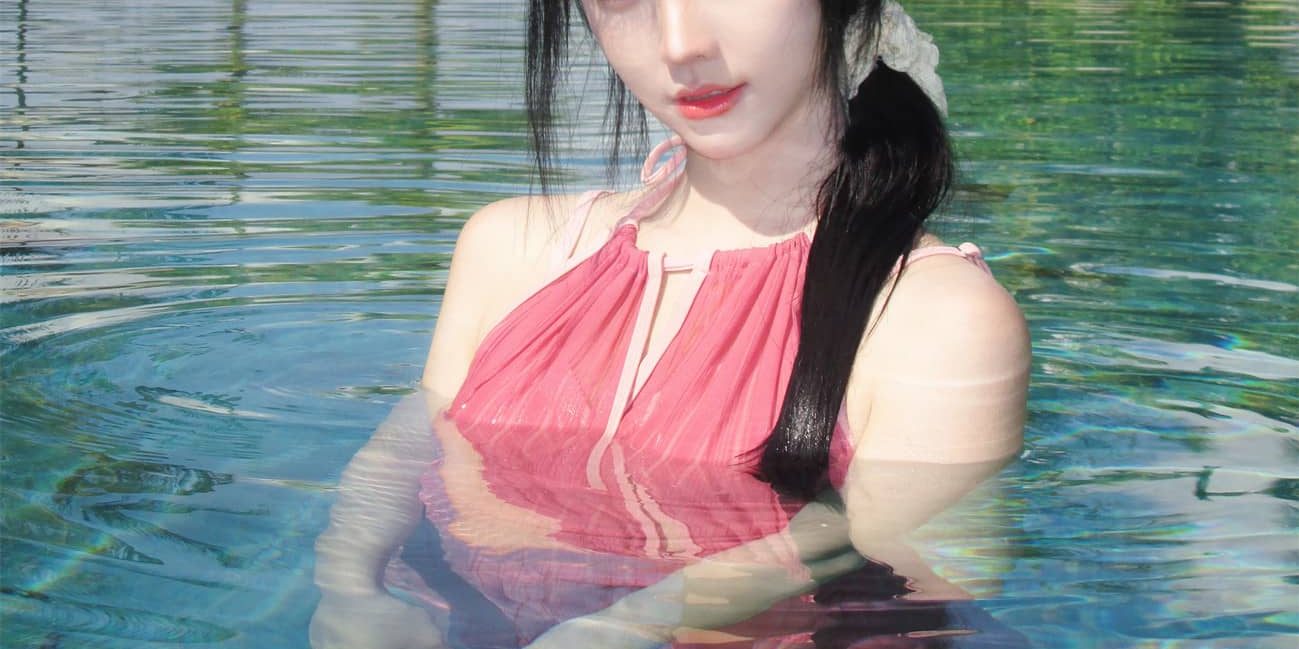 张雅倩，泳池嬉戏