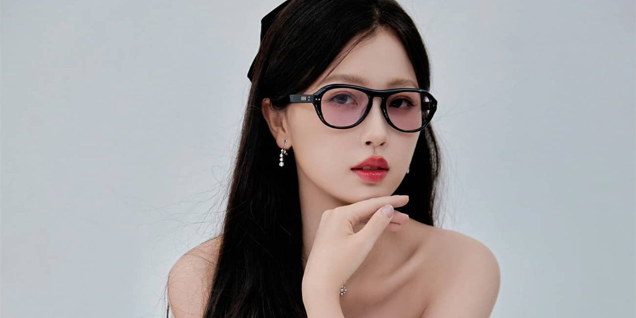 虞书欣黑色抹胸裙，清冷酷美的眼镜小姐姐