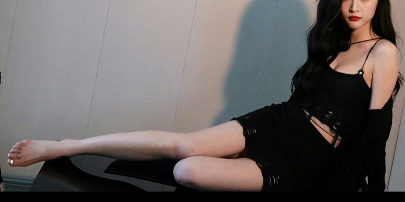 吴宣仪，黑色吊带裙