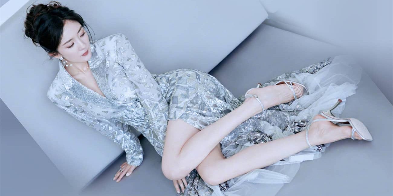 杨幂：银装素裹美腿写真