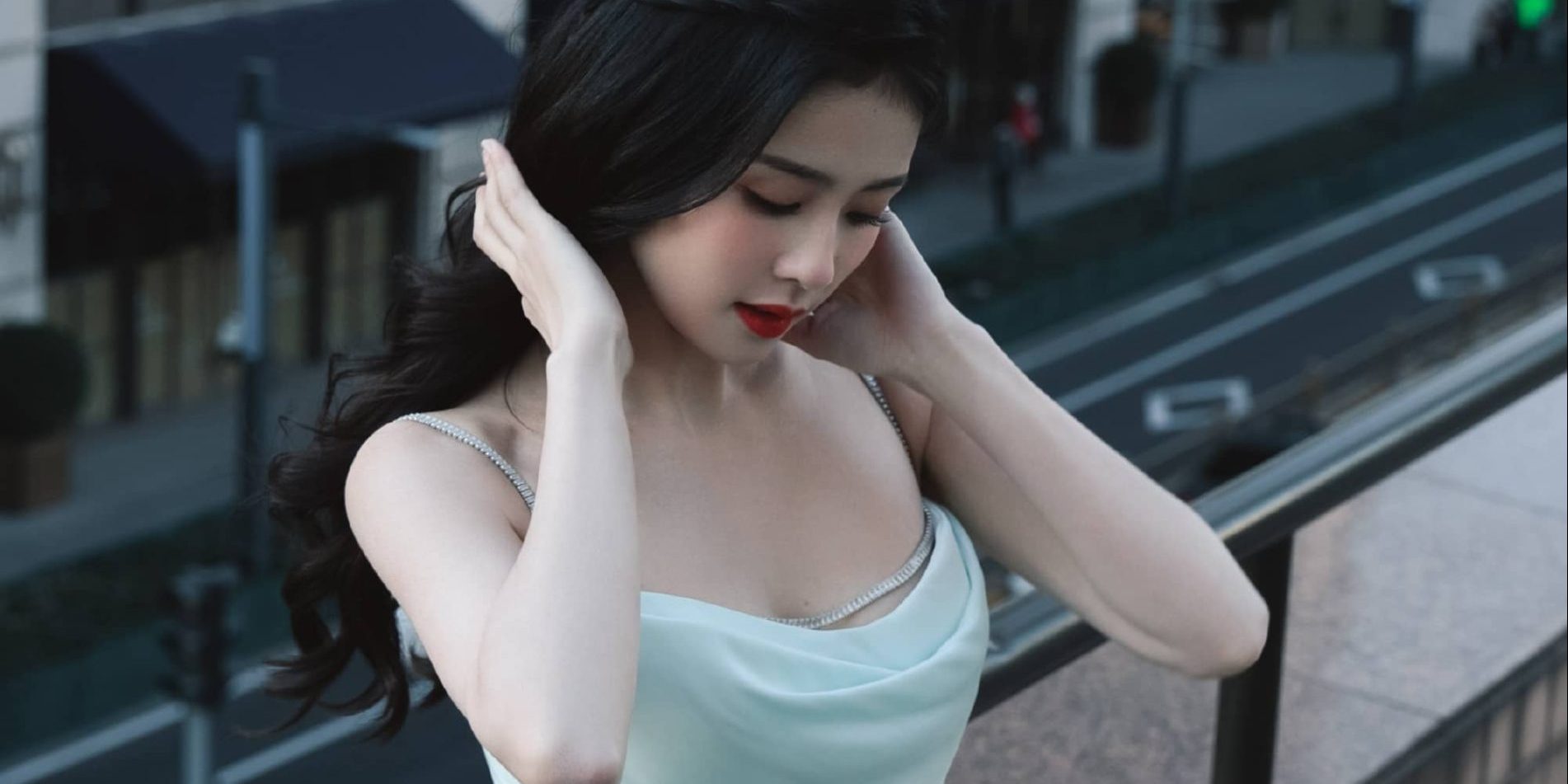 白鹿唯美写真：一袭淡蓝纱裙，优雅迷人