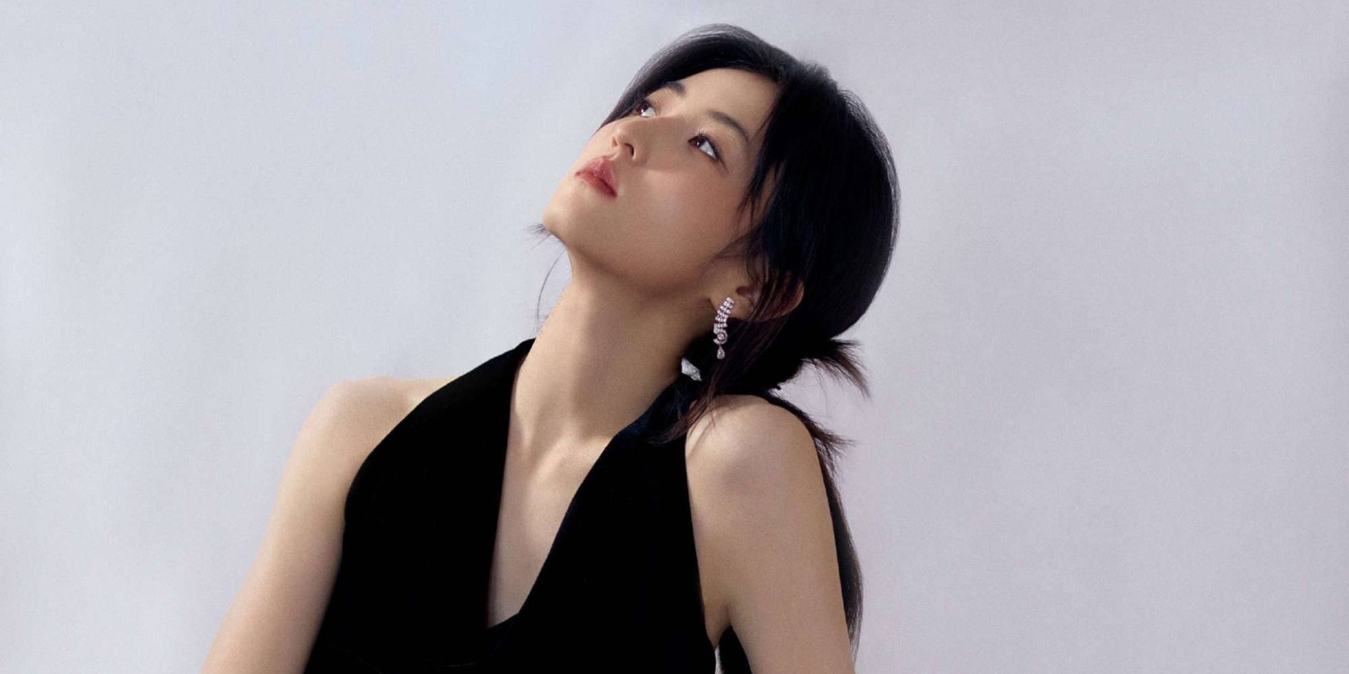 张子枫：黑色挂脖裙，点点优雅点点甜美