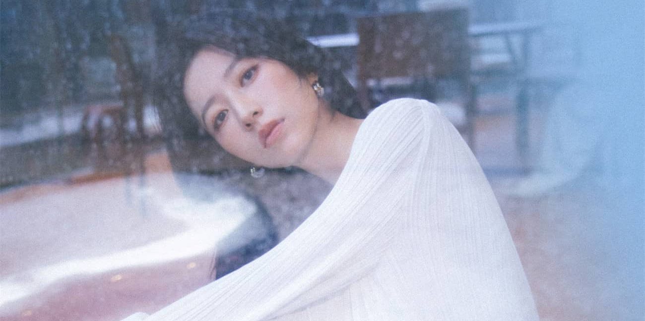 周雨彤，白色柔美穿搭