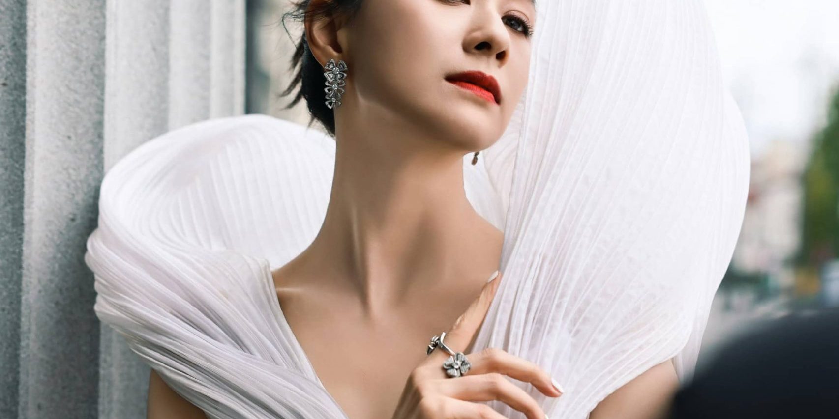 倪虹洁柔美长裙穿搭，如盛开的白莲花