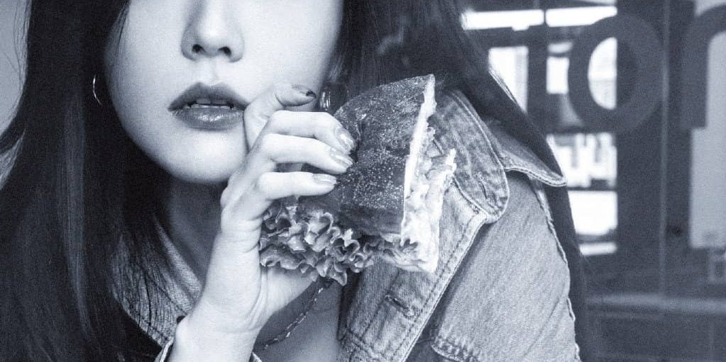 王艺瑾，黑白氛围质感写真，酷美怡人