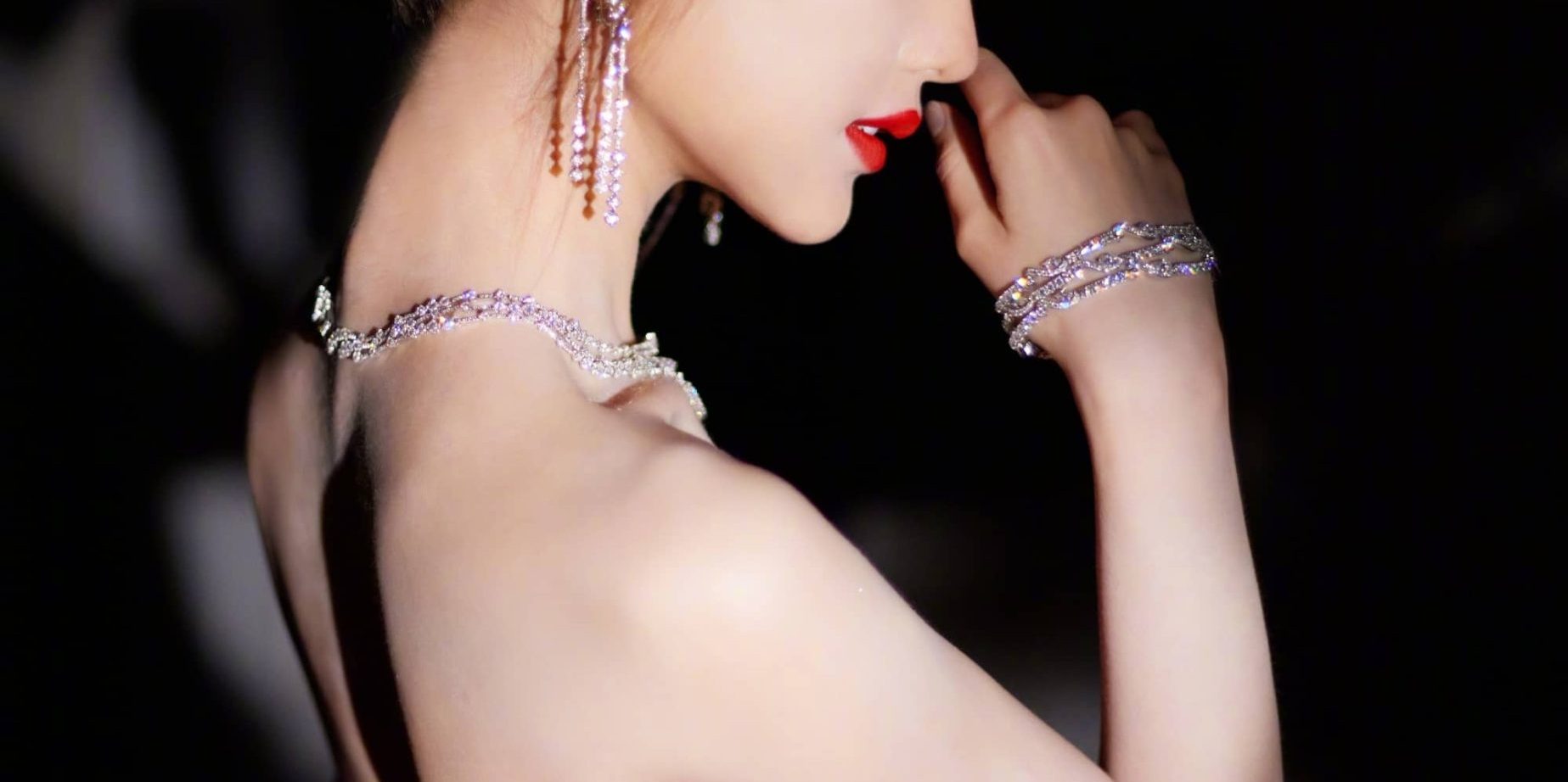毛晓彤，雪白美肌蝴蝶骨，很美很魅