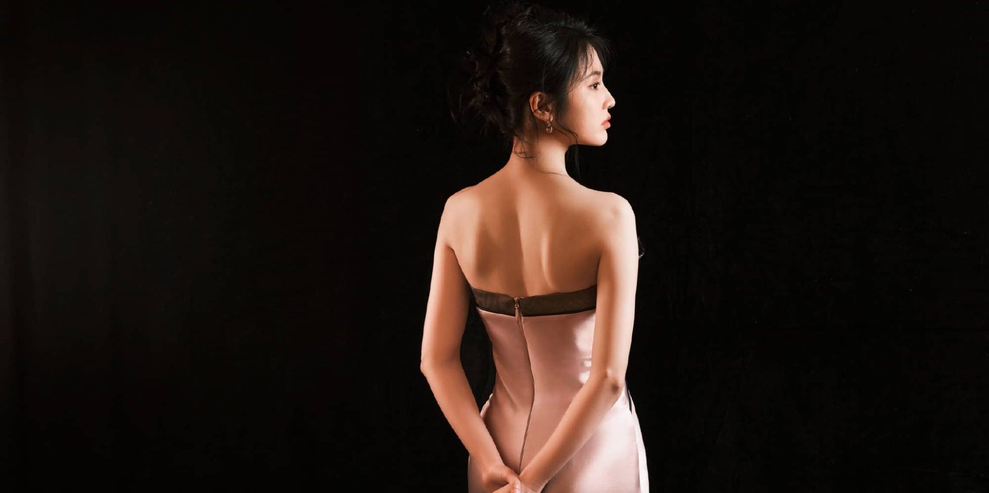 张慧雯：佳人执扇轻入画