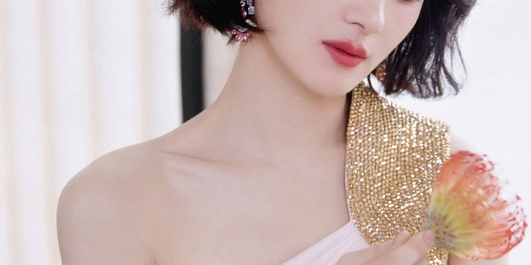 赵丽颖，干练短发，精致的红粉佳人