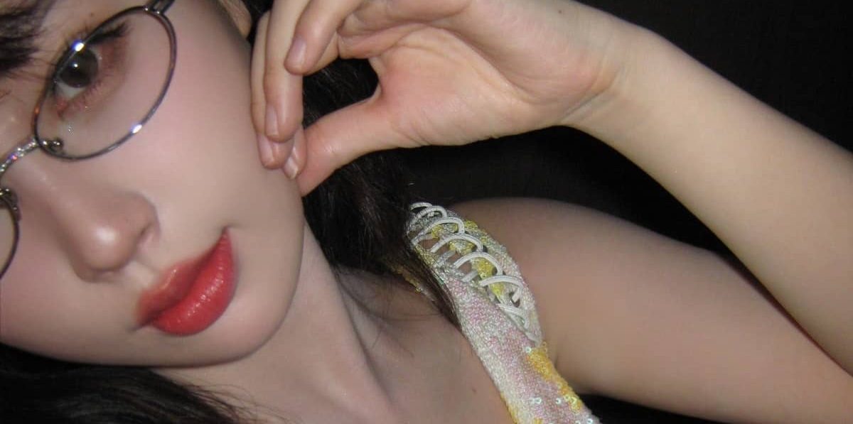 虞书欣私服，甜美眼镜小姐姐