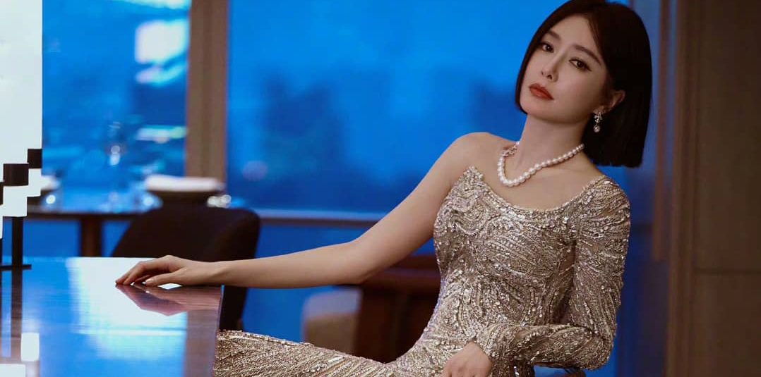 秦岚，精致短发红唇，星光薄纱，魅力迷人