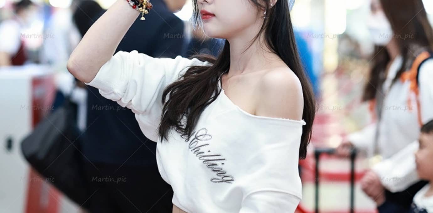 吴宣仪机场私服红裙穿搭好美