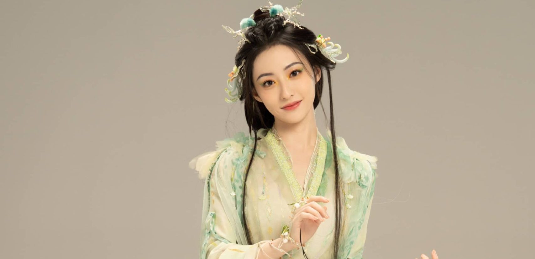 胡连馨，绿衣素裳古风