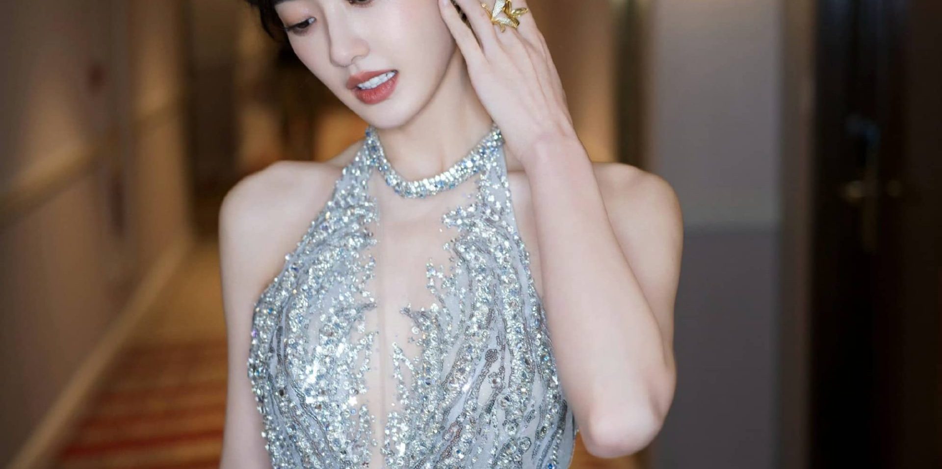 孙乐言：银纱长裙优雅穿搭